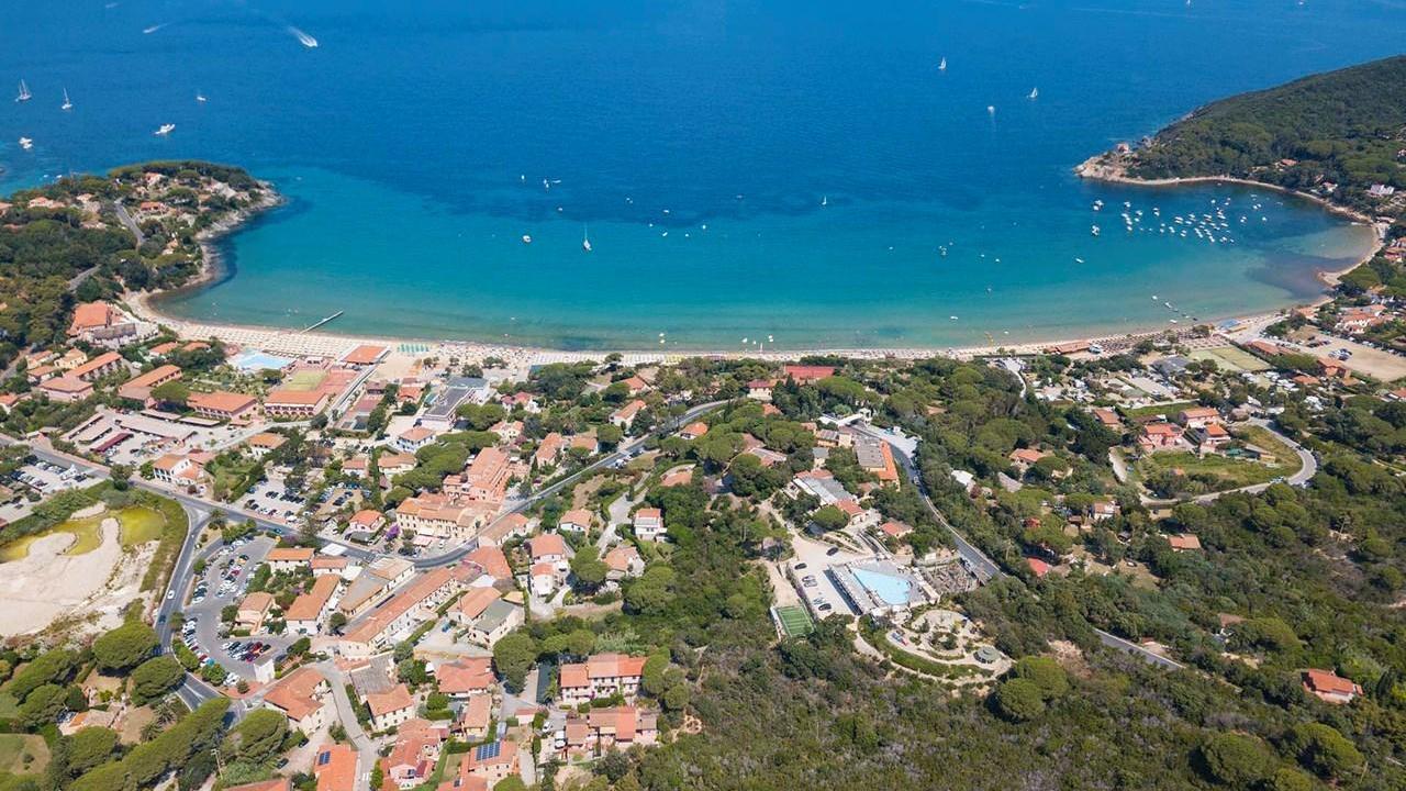 una veduta aerea di Procchio nel comune di Marciana