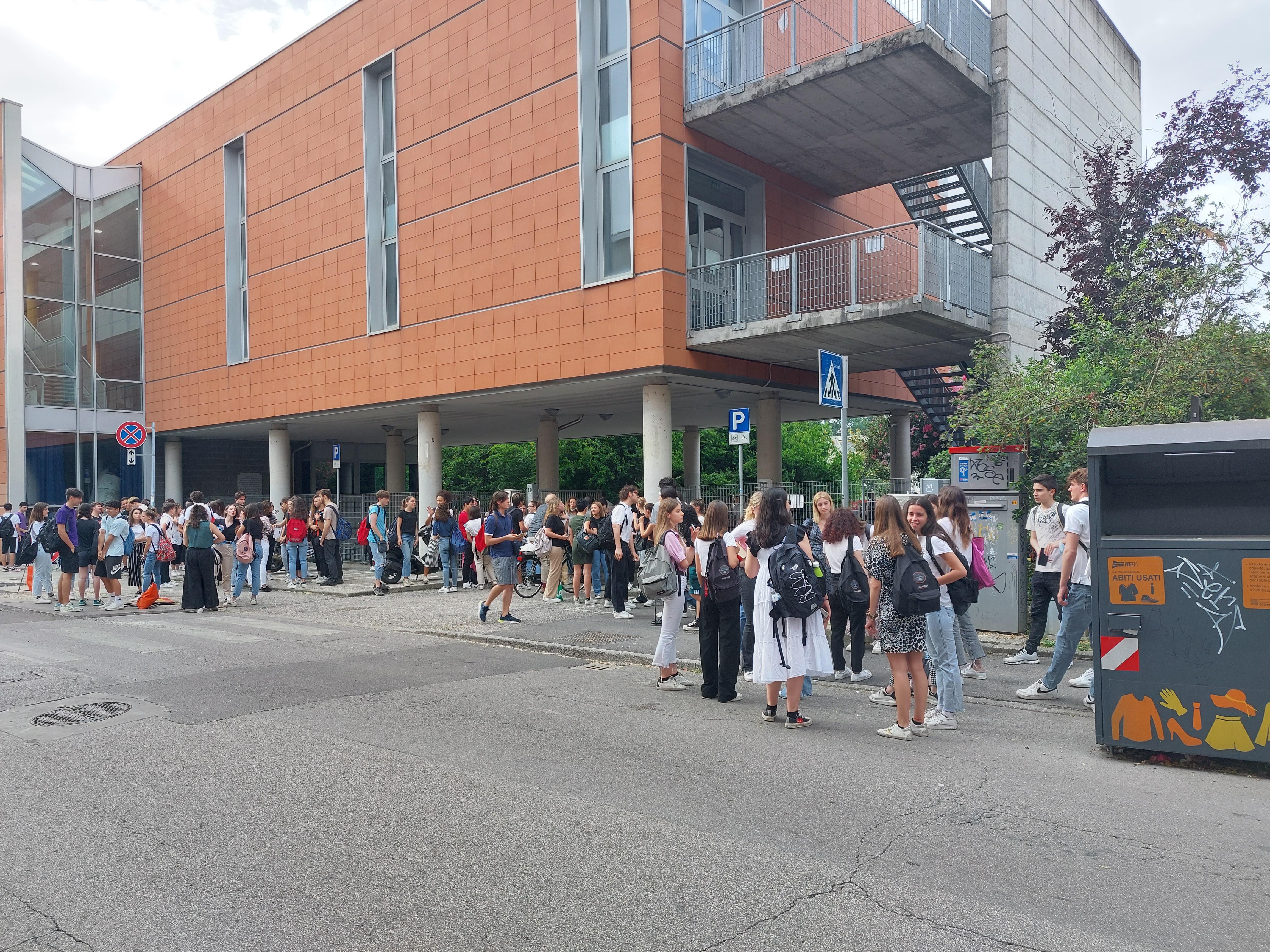 Gli studenti della maturità fuori dal liceo classico