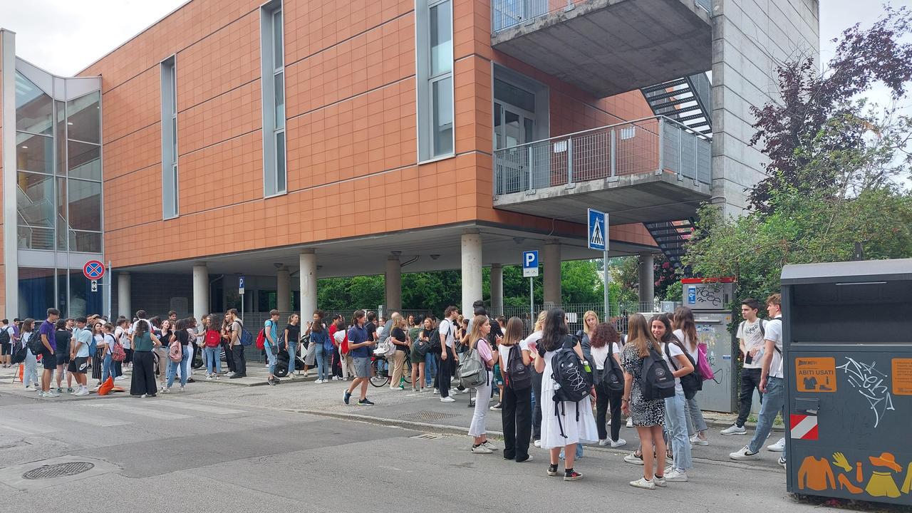 Gli studenti della maturità fuori dal liceo classico