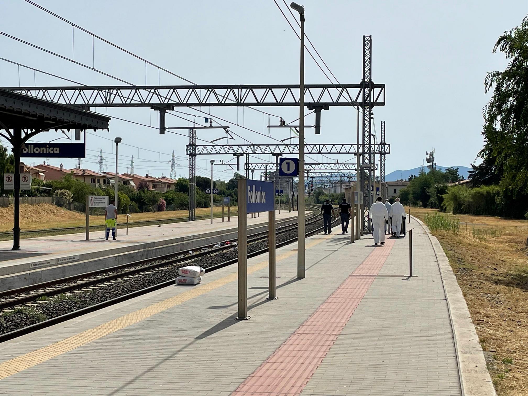 Seduto sul ciglio di un binario, viene travolto dal treno a 23 anni alla stazione di Follonica