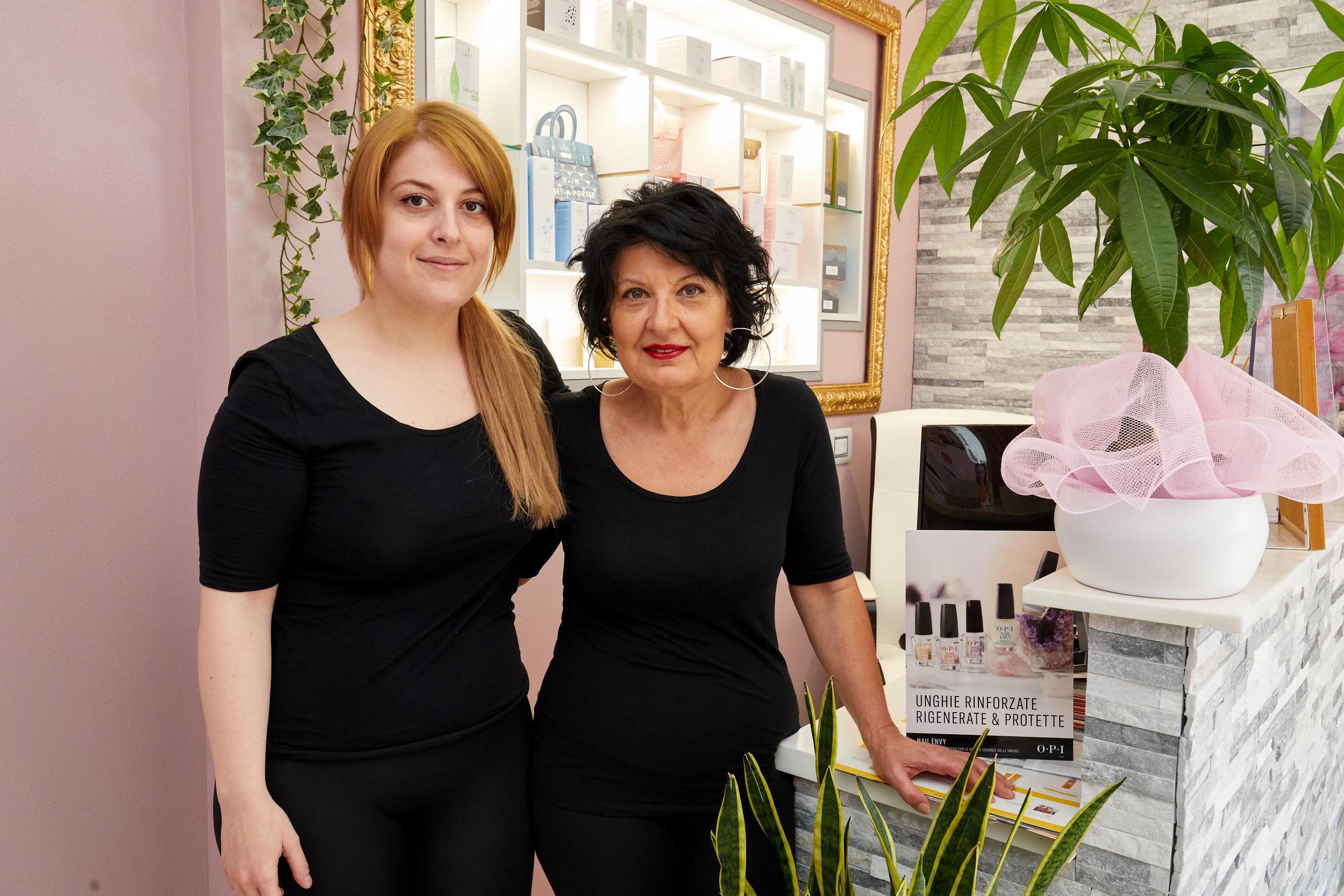 Sara Bagnoli con la mamma Rossana Piccardi, al centro Estetica Sara di Empoli, dove lavorano come estetista e parrucchiera