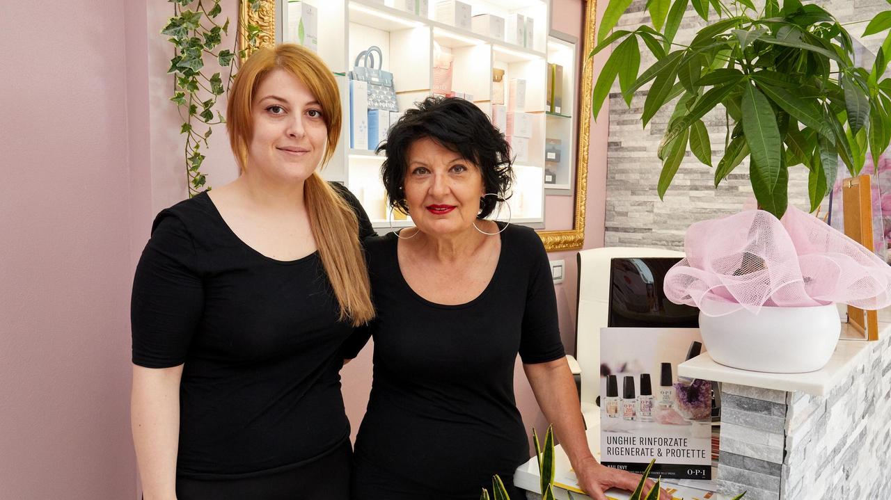Sara Bagnoli con la mamma Rossana Piccardi, al centro Estetica Sara di Empoli, dove lavorano come estetista e parrucchiera