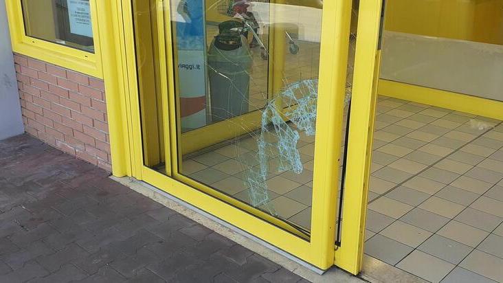 Viareggio, colpo da tremila euro all’Eurospin: il ladro ripreso dalle telecamere