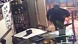 Le immagini riprese dalle telecamere di sorveglianza che avevano portato alla identificazione e di seguito all’arresto della banda autrice di 13 furti in bar e pasticcerie