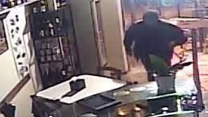 Le immagini riprese dalle telecamere di sorveglianza che avevano portato alla identificazione e di seguito all’arresto della banda autrice di 13 furti in bar e pasticcerie