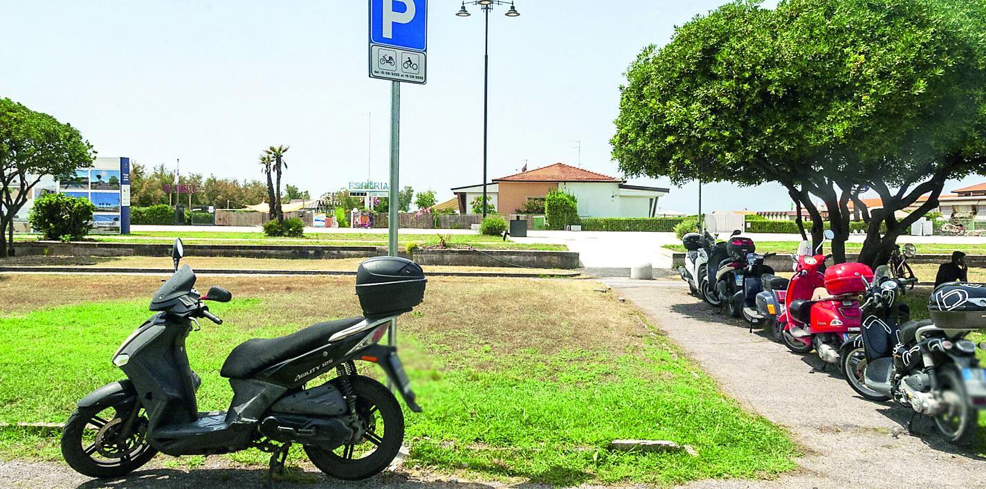 Viareggio, Terrazza della Repubblica super vigilata. E i motorini si parcheggiano nei vialetti 