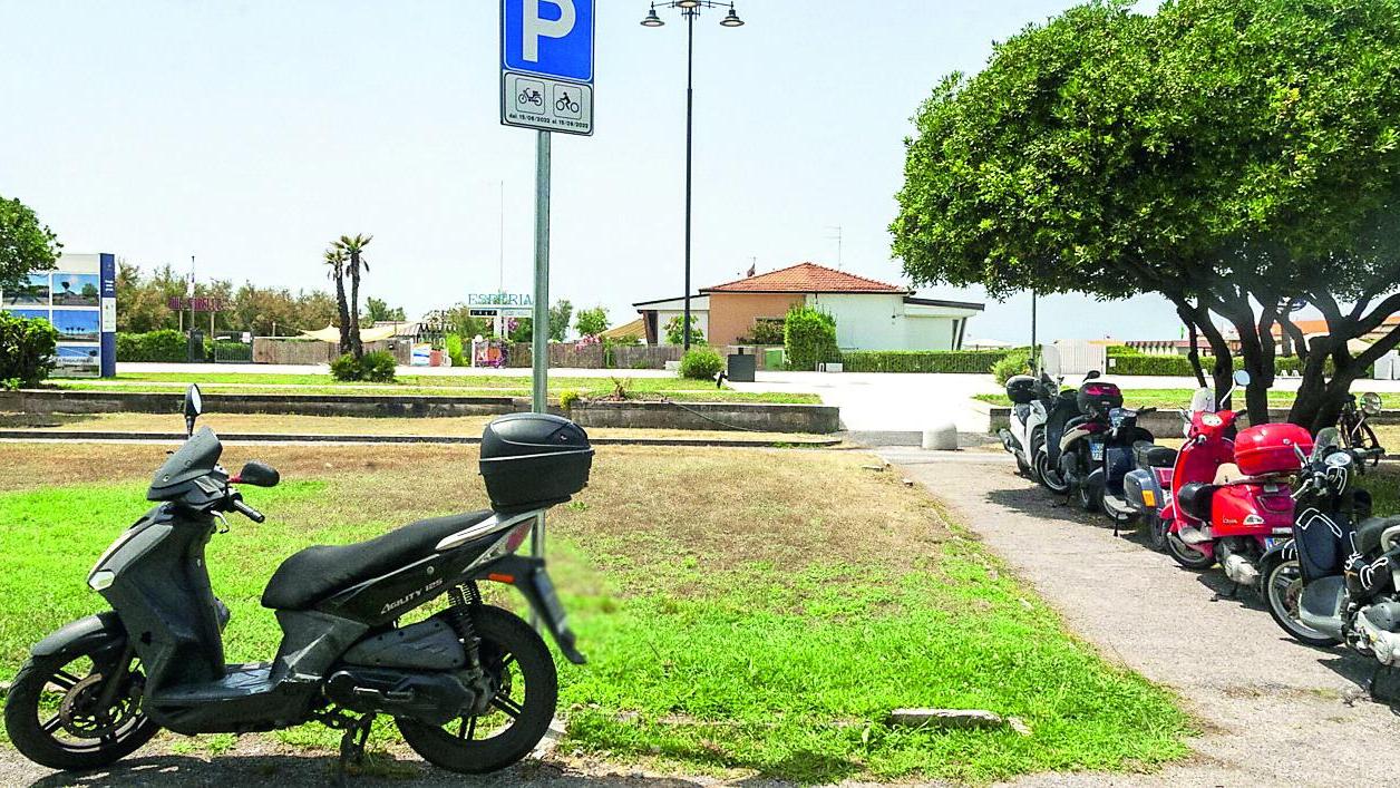 Viareggio, Terrazza della Repubblica super vigilata. E i motorini si parcheggiano nei vialetti