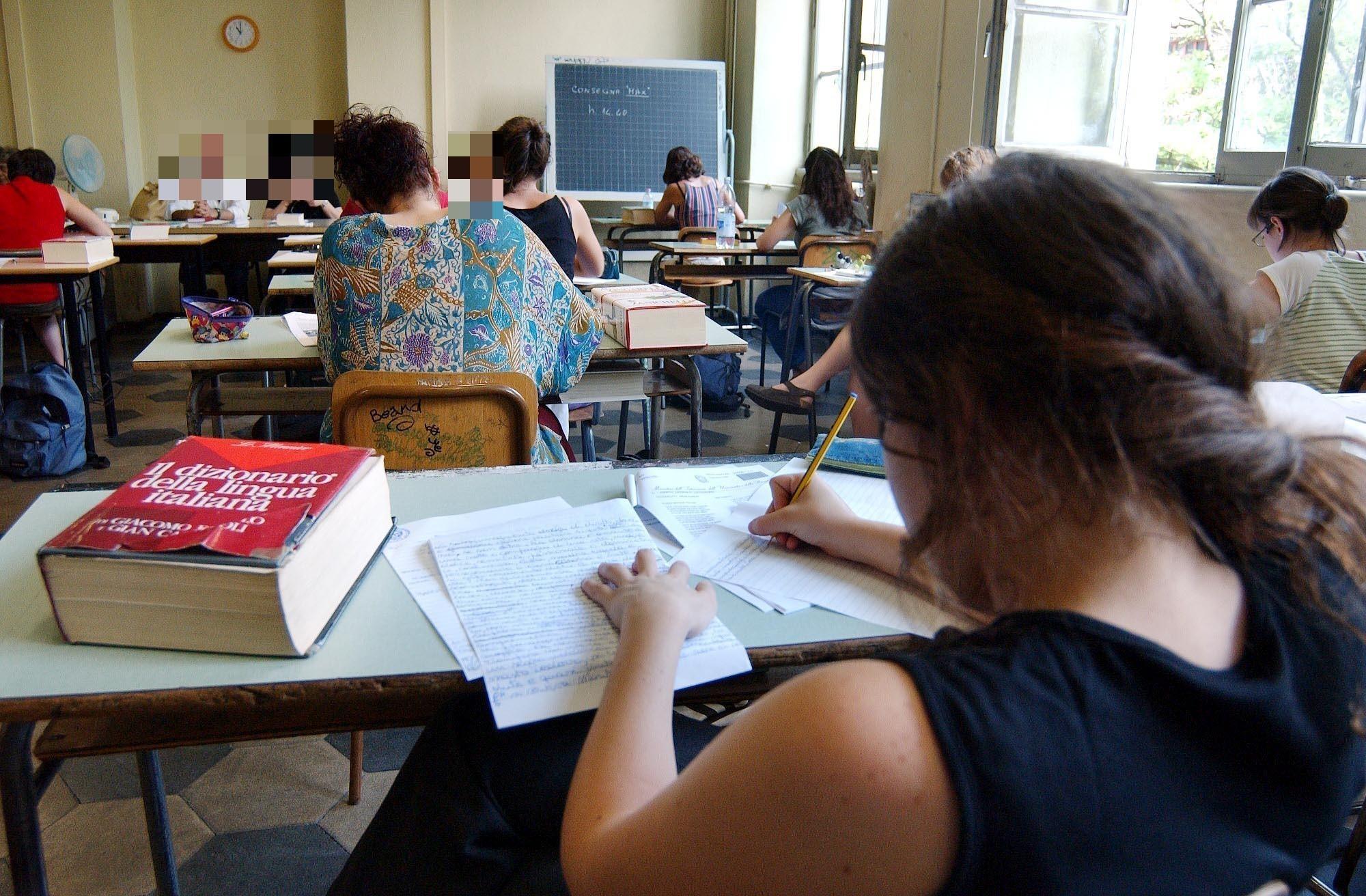 Studenti alle prese con l'esame (foto d'archivio)