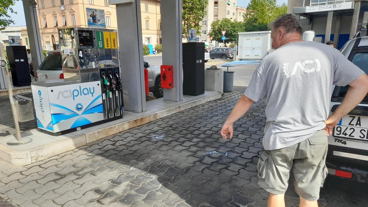 Fa il pieno al motorino e con la benzina avanzata appicca un rogo al distributore