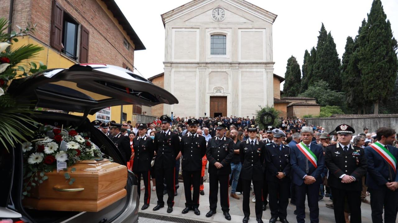 Fiorano, l'addio al luogotenente Mosto. Il dolore dei carabinieri "Ci lascia un solido punto di riferimento"
