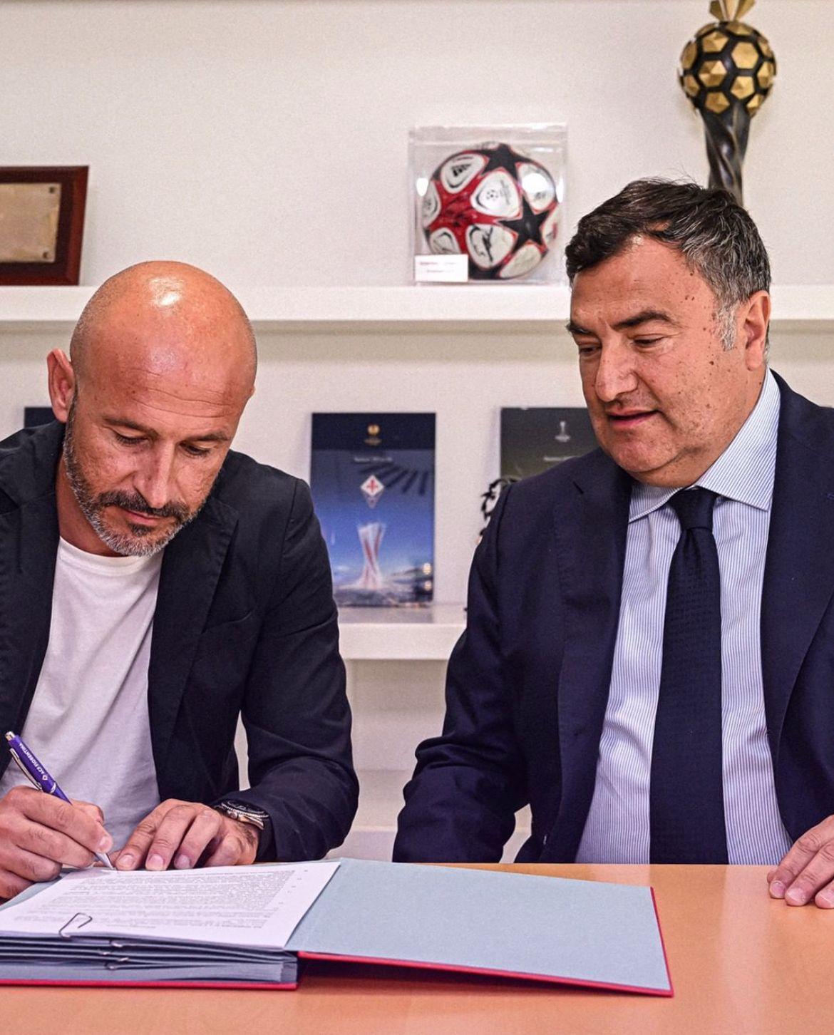Vincenzo Italiano firma il contratto con il dg viola Joe Barone