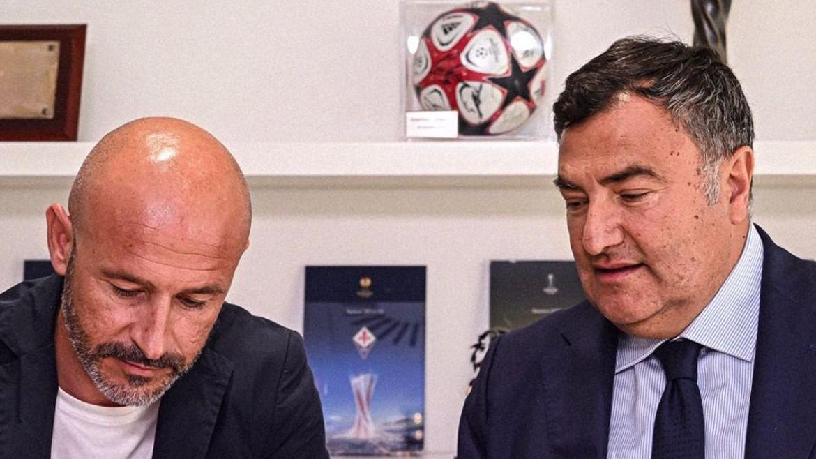 Vincenzo Italiano firma il contratto con il dg viola Joe Barone