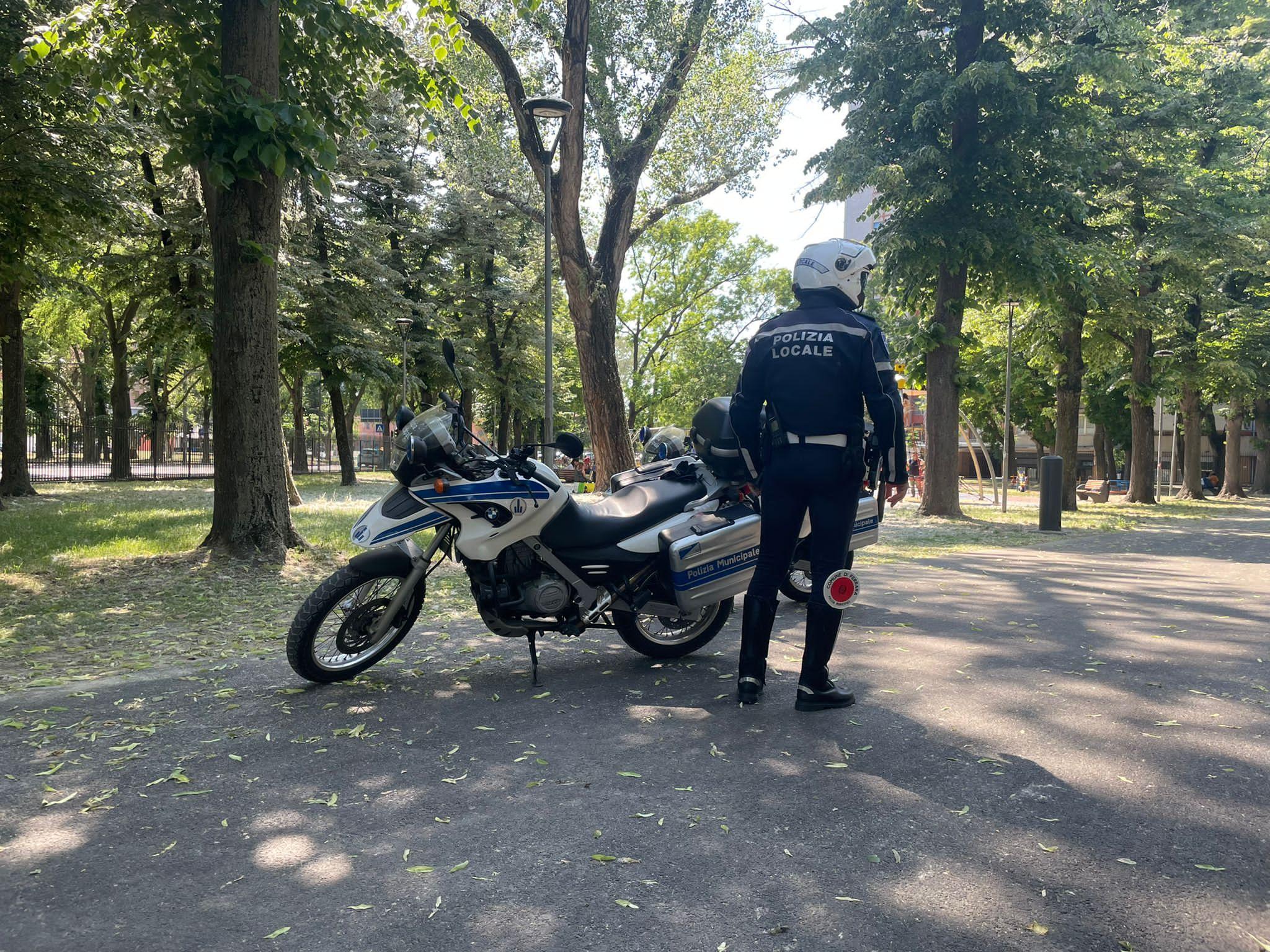 La Polizia locale è intervenuta per bloccare il responsabile del furto dell'auto