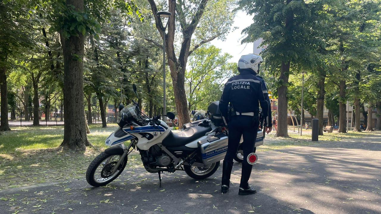 La Polizia locale è intervenuta per bloccare il responsabile del furto dell'auto