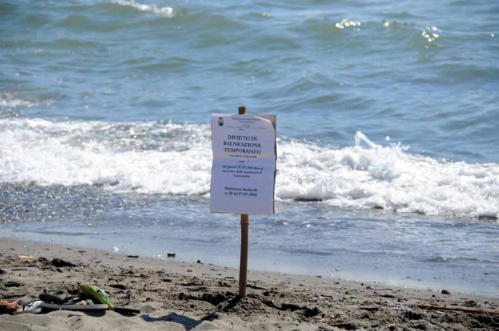Il cartello di un divieto di balneazione (foto d'archivio)