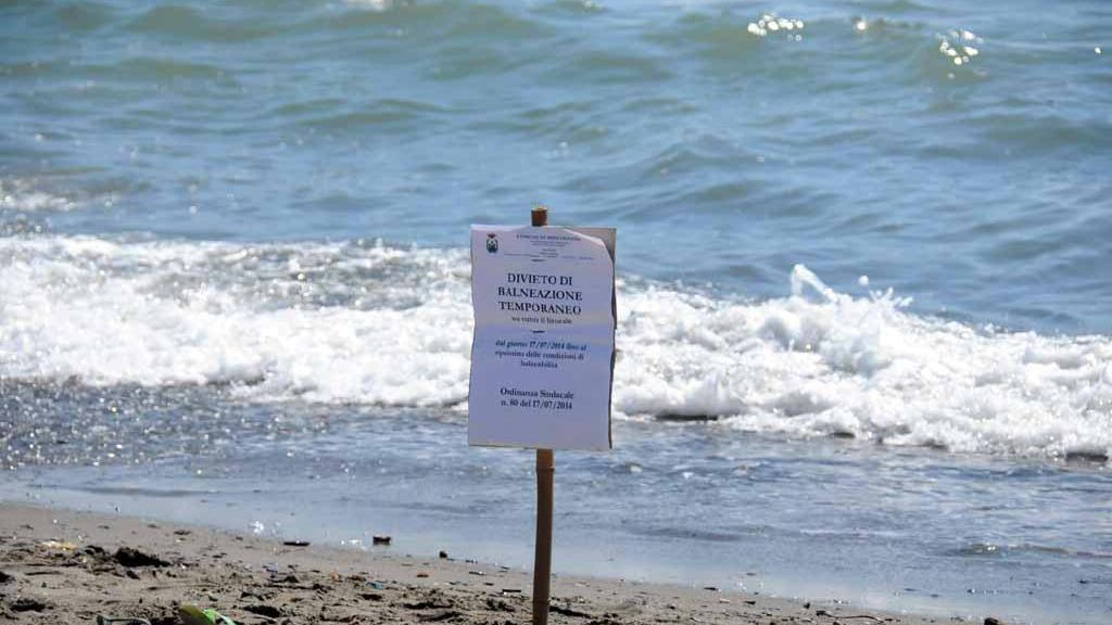Il cartello di un divieto di balneazione (foto d'archivio)