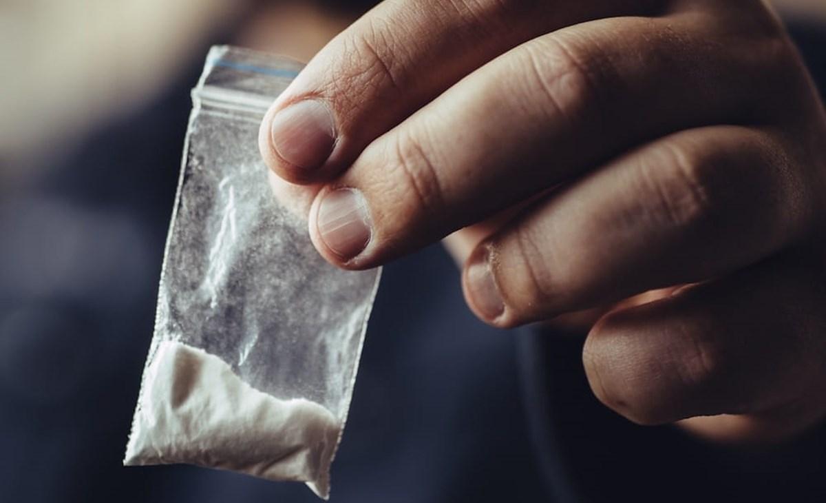 L'uomo è stato trovato in possesso di droga, che teneva nascosta nella camera d'albergo sull'isola