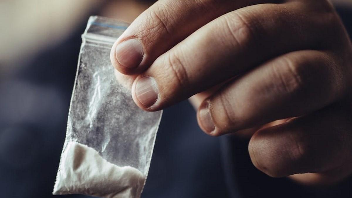 L'uomo è stato trovato in possesso di droga, che teneva nascosta nella camera d'albergo sull'isola