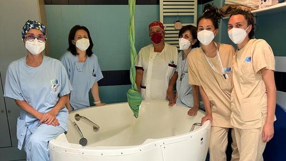 Lo staff di ostetricia dell’ospedale Lotti di Pontedera con una delle vasche in dotazione alle sale parto