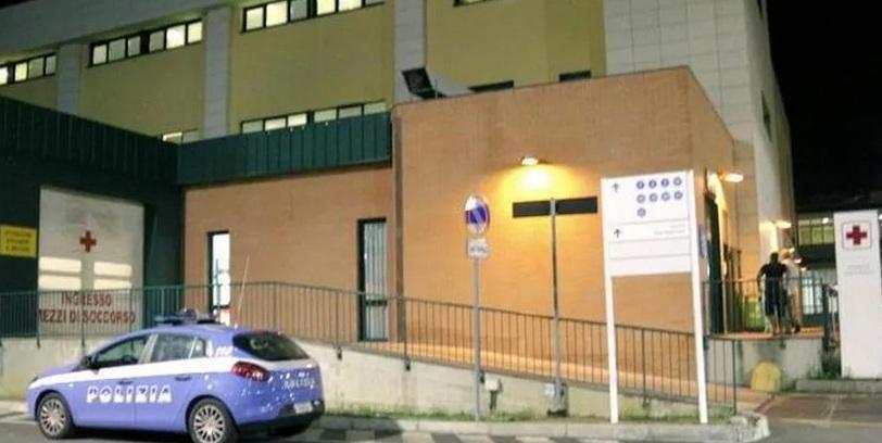 Minaccia il personale del pronto soccorso con la stampella e i poliziotti estraggono il taser: denunciato 