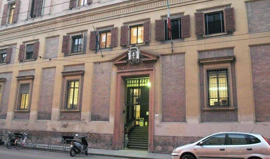 Carpi, svuota i conti della zia 90enne per centinaia di migliaia di euro 