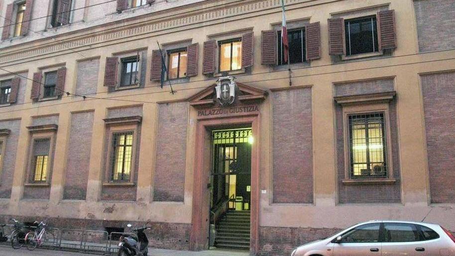 Carpi, svuota i conti della zia 90enne per centinaia di migliaia di euro