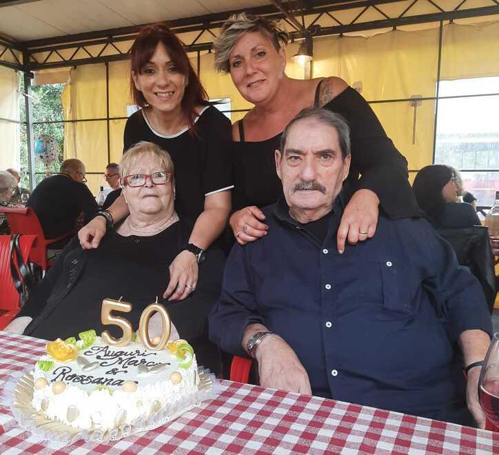Rossana Chiocchi (seduta sulla sinistra) in una bella foto di famiglia con le figlie Lisa e Lara e il marito Marco Disgraziati nella festa per le nozze d’oro
