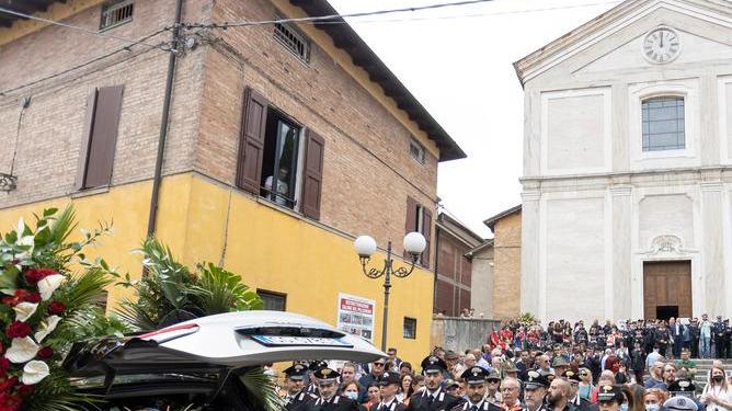 Fiorano, gli onori dell’Arma per il comandante Lorenzo Mosto: «Esempio per tutti»