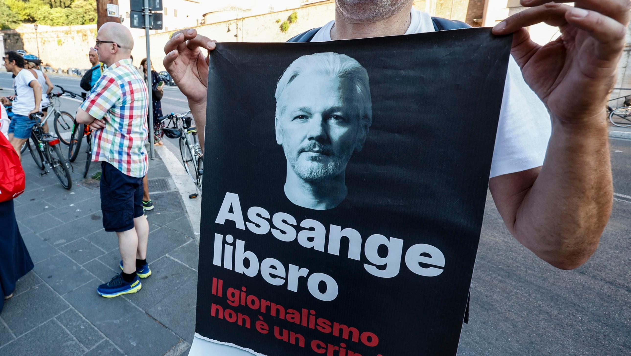Una manifestazione in favore di Julian Assange, il co-fondatore di Wikileaks