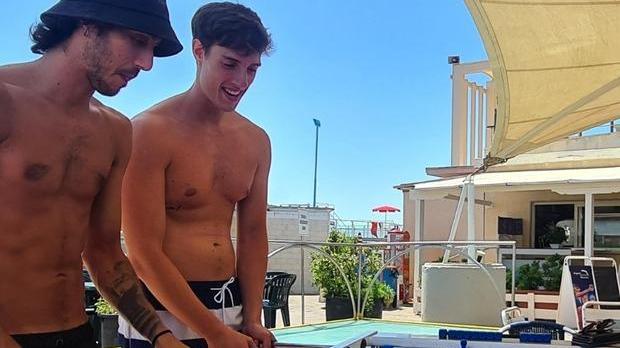 Addio biliardino in spiaggia, o forse no. I Monopoli tranquillizzano tutti: "Non faremo controlli". Ma ai bagni serve il nullaosta