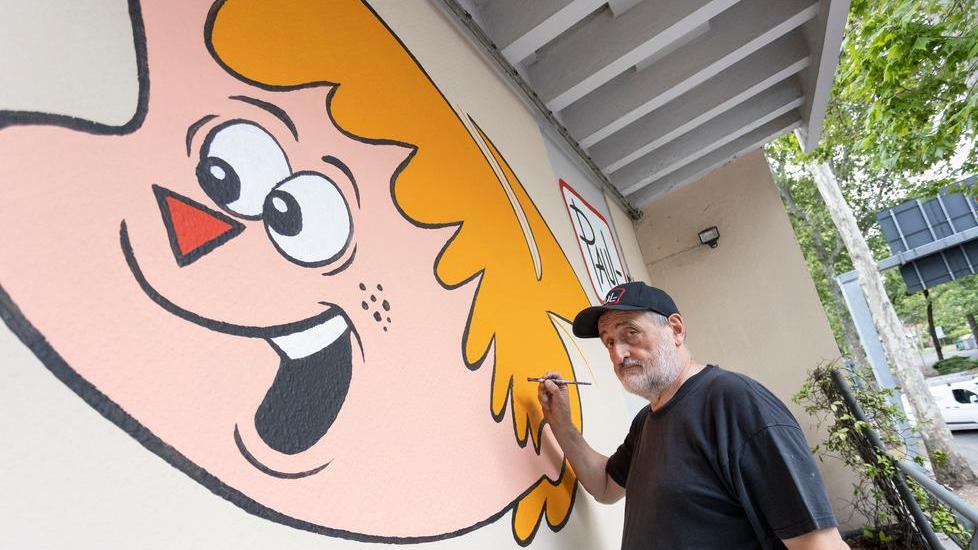 Modena, in viale Amendola: Murales in memoria di Paul Campani, il padre di Carosello