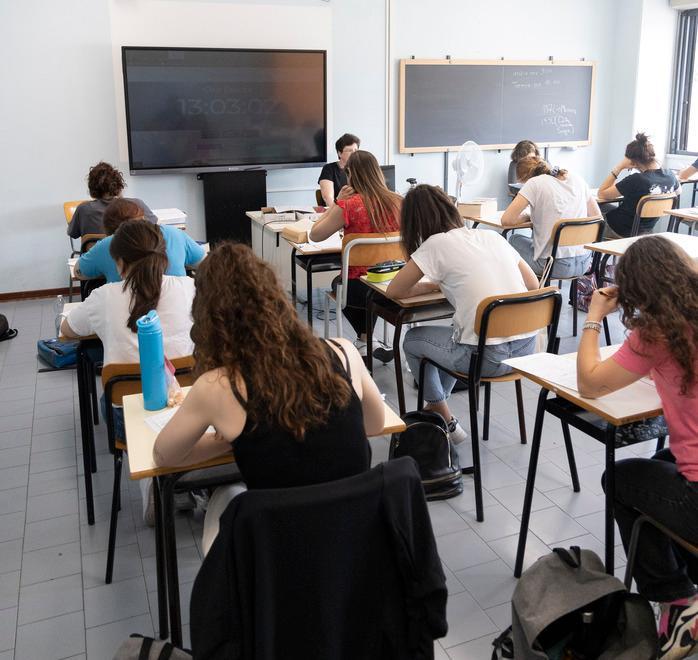 Modena Maturità 2022 «Viva gli scritti, era giusto essere in presenza» E insieme ai maturandi arrivano anche i genitori 