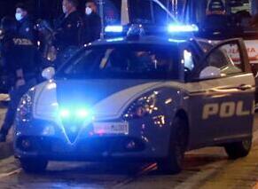 Modena Una rapina e tre negozi saccheggiati di notte Scoperto grazie alle tracce di sangue 