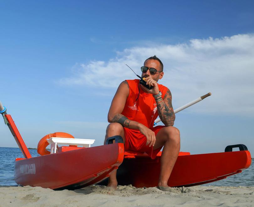 Lido Pomposa. Cerca di arrivare agli scogli e accusa un malore in acqua 
