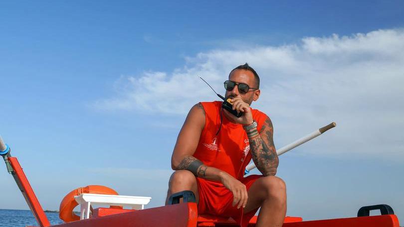 Lido Pomposa. Cerca di arrivare agli scogli e accusa un malore in acqua