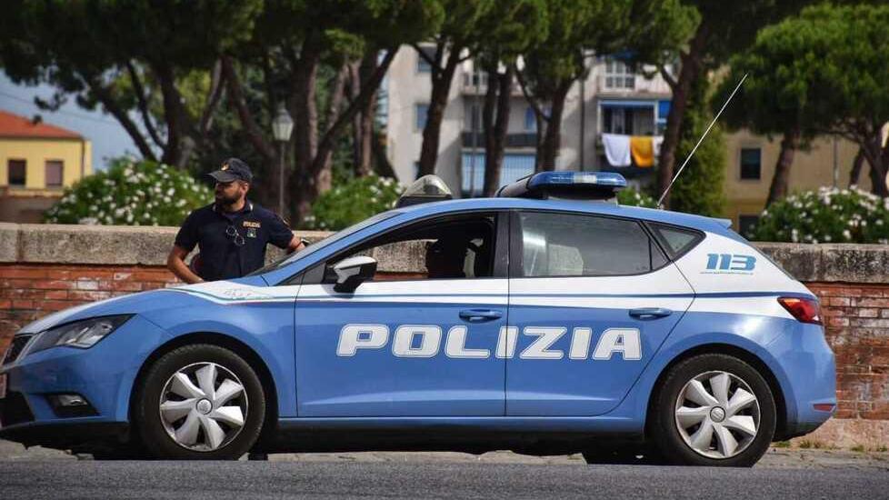 Pisa, tenta di baciare una barista: arrestato un 47enne
