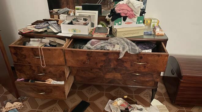 Colpo nella villa di campagna: via quadri, chitarre e spade 