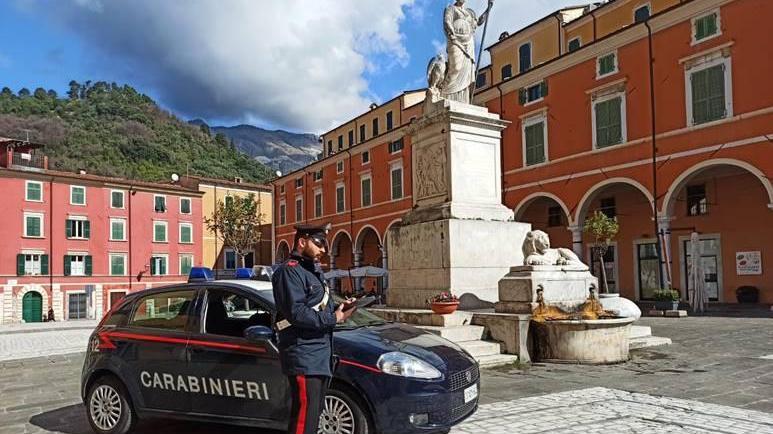 I carabinieri in azione nel centro storico di Carrara