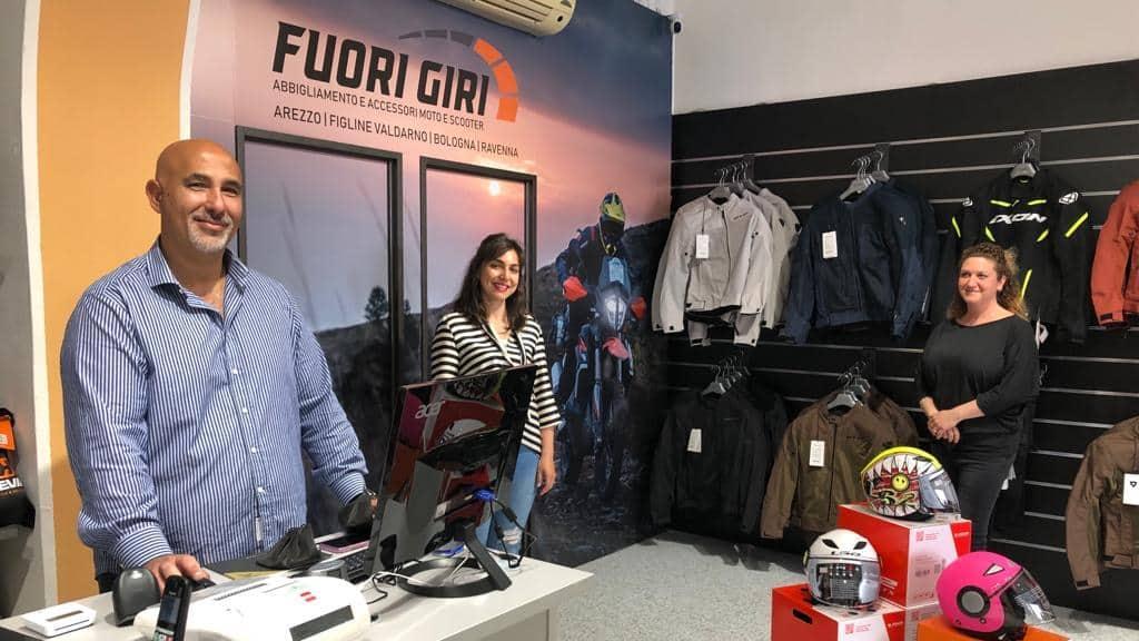 Ignazio Albanese con Dora Feola e Marta Staderini in corso Italia 100 tra gli accessori di “Fuori giri”