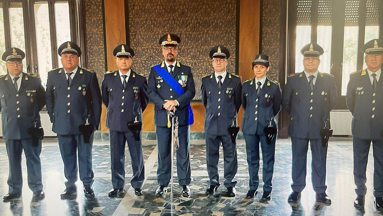 Alcuni dei neo promossi accanto al comandante provinciale Cesare Antuofermo (quarto da sinistra)