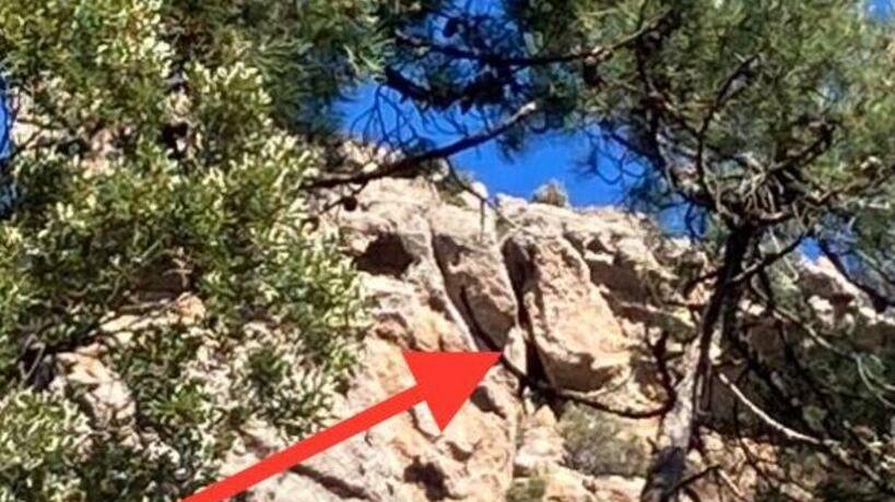 La freccia indica il masso pericolante