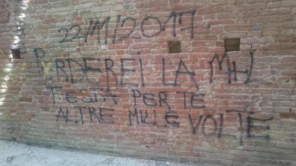 Sopra una delle tante scritte apparse negli anni sulle mura di Parco Corsini