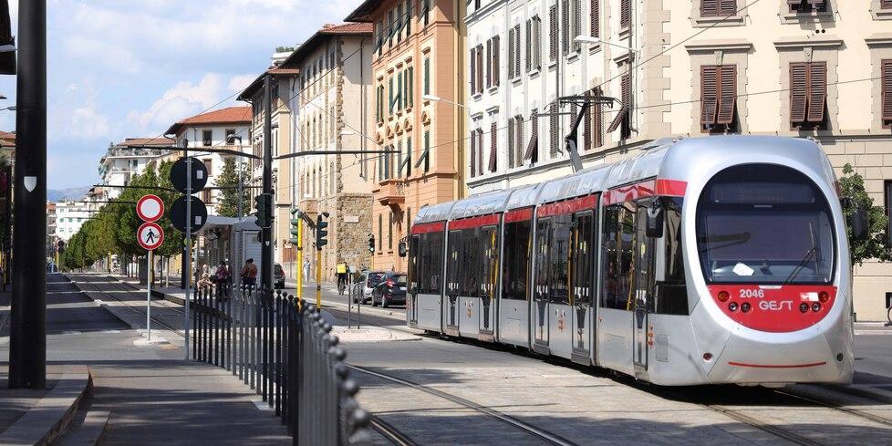 Gli agenti sono intervenuti alla fermata e lo hanno immobilizzato