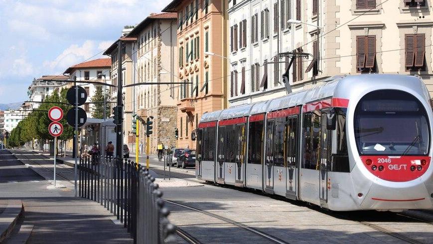 Gli agenti sono intervenuti alla fermata e lo hanno immobilizzato