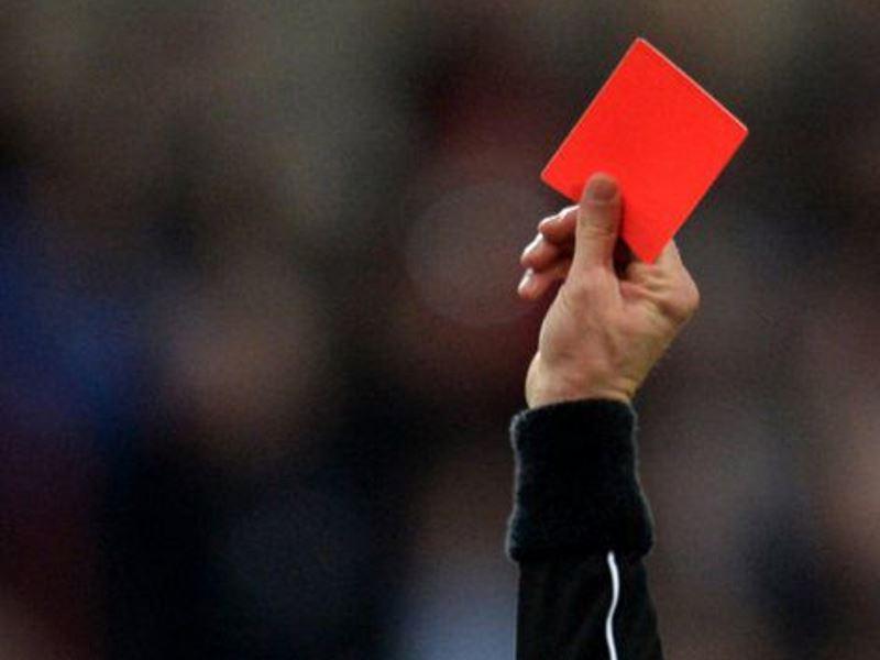 Picchia l'arbitro dopo l'espulsione: cinque anni di squalifica a un calciatore fiorentino