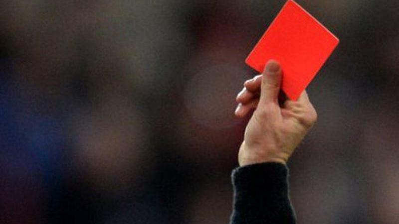 Picchia l'arbitro dopo l'espulsione: cinque anni di squalifica a un calciatore fiorentino