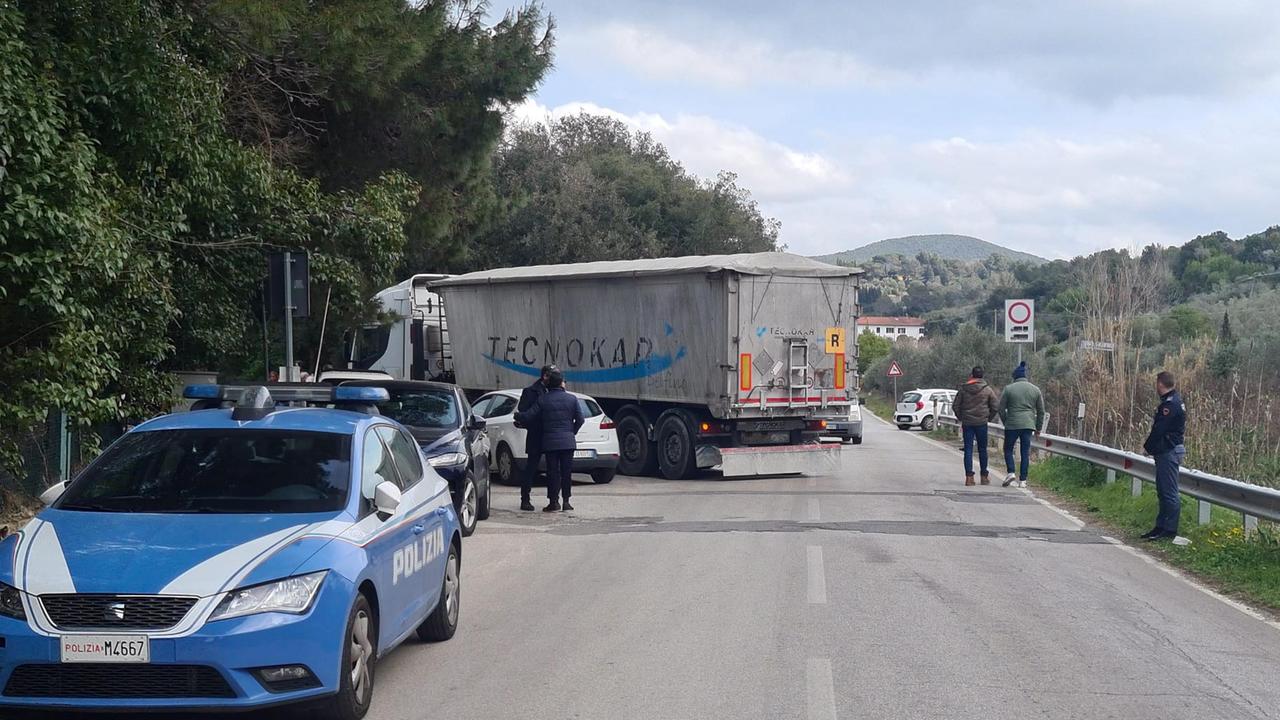 Una volante della polizia in via del Limoncino (foto d'archivio)