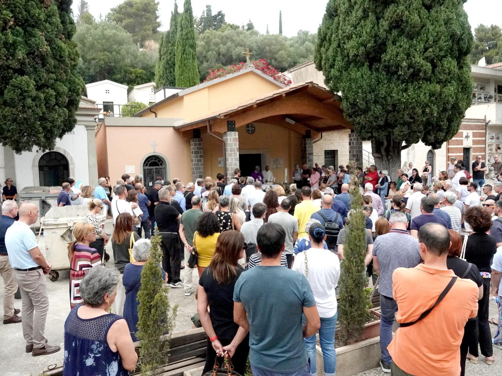La folla al funerale di Fabio Pareti (foto Enzo Russo)