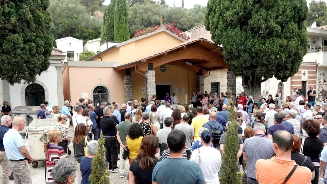 La folla al funerale di Fabio Pareti (foto Enzo Russo)