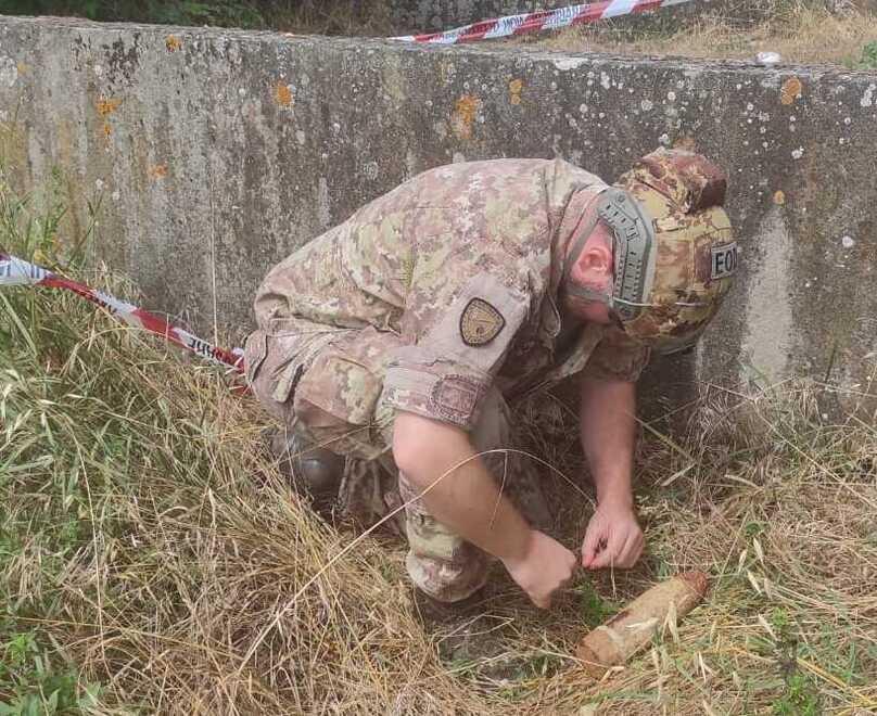 Pavullo. Trova una vecchia granata e l’abbandona sul muretto 